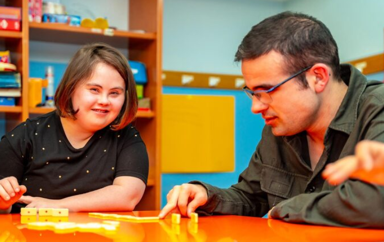 İbrahim el-Kholi.. Mısır'da Down sendromunun ilk öğretim asistanı.. Bir başarı hikayesi türünün ilk örneğidir